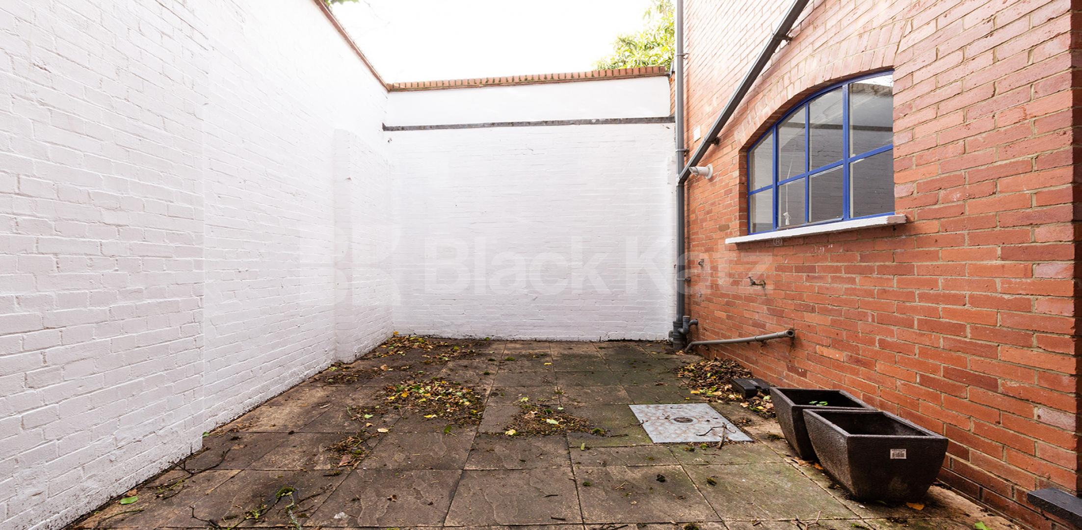 			3 BEDROOM WAREHOUSE CONVERSION WITH GARDEN, 3 Bedroom, 1 bath, 1 reception Flat			 Dove Road, ISLINGTON-CANONBURY 